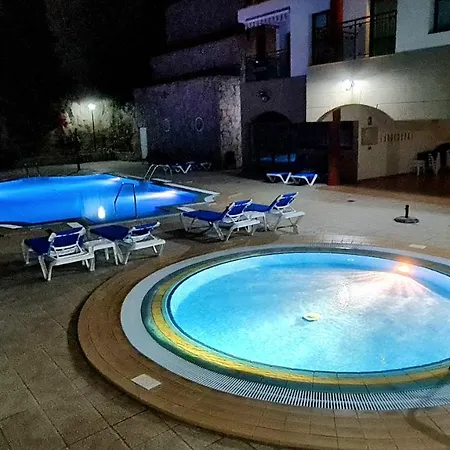 Seaside Haven: Deluxe Seaview With Heated Pools Apartment